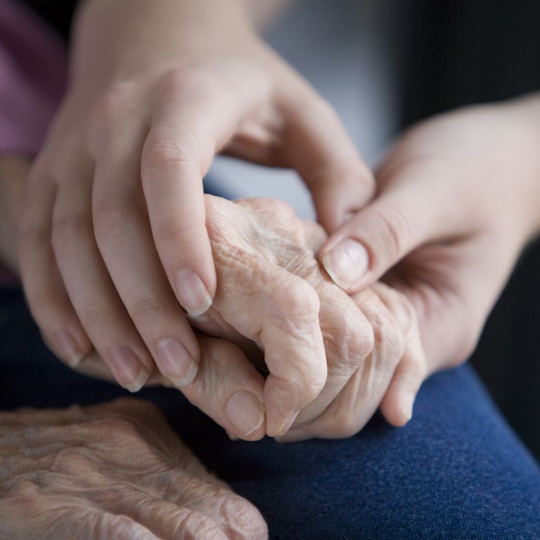 dieses Foto zeigt eine Hand, die eine Hand einer älteren Person festhält